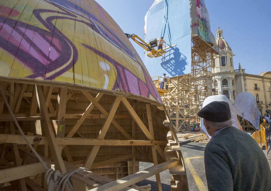 La falla municipal de 2019 está muy viva y en constante evolución. En pleno proceso de la plantà de los artistas José Latorre y Gabriel Sanz el foco de atención estos días se centra también en la pintura en directo de los valencianos PichiAvo. Entre los lemas que se pueden leer en esta obra de arte figura el nombre de la ciudad, Valencia; la onomatopeya '¡Pim, pam, pum!'; expresiones inglesas como 'I was here'; 'Game over' o 'Welcome to Valencia' y símbolos gráficos como la bombilla de perfil negro y color amarillo que identifica a estos artistas valencianos.