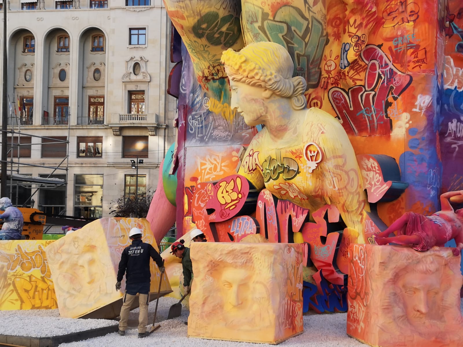 La falla municipal de 2019 está muy viva y en constante evolución. En pleno proceso de la plantà de los artistas José Latorre y Gabriel Sanz el foco de atención estos días se centra también en la pintura en directo de los valencianos PichiAvo. Entre los lemas que se pueden leer en esta obra de arte figura el nombre de la ciudad, Valencia; la onomatopeya '¡Pim, pam, pum!'; expresiones inglesas como 'I was here'; 'Game over' o 'Welcome to Valencia' y símbolos gráficos como la bombilla de perfil negro y color amarillo que identifica a estos artistas valencianos.