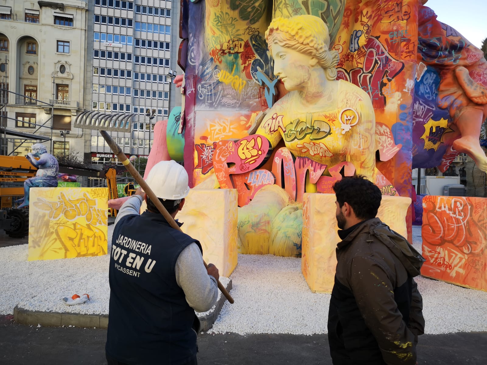 La falla municipal de 2019 está muy viva y en constante evolución. En pleno proceso de la plantà de los artistas José Latorre y Gabriel Sanz el foco de atención estos días se centra también en la pintura en directo de los valencianos PichiAvo. Entre los lemas que se pueden leer en esta obra de arte figura el nombre de la ciudad, Valencia; la onomatopeya '¡Pim, pam, pum!'; expresiones inglesas como 'I was here'; 'Game over' o 'Welcome to Valencia' y símbolos gráficos como la bombilla de perfil negro y color amarillo que identifica a estos artistas valencianos.