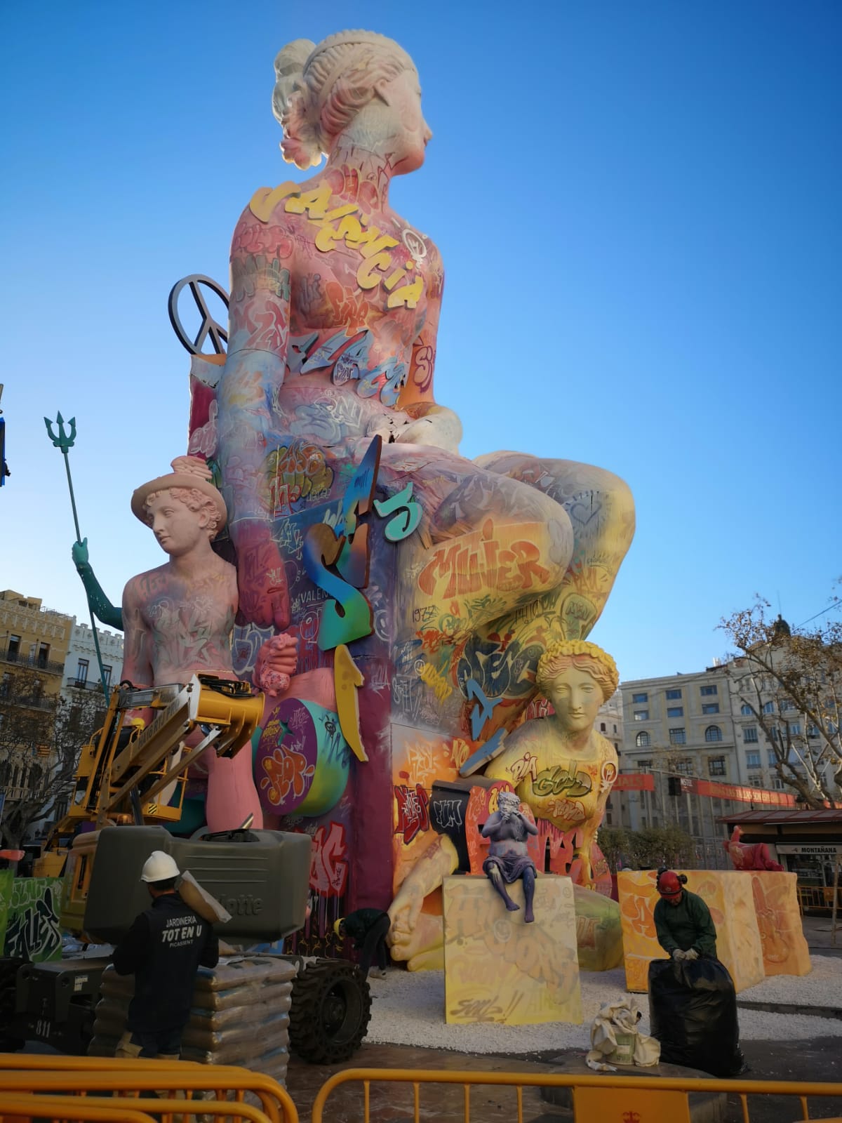 La falla municipal de 2019 está muy viva y en constante evolución. En pleno proceso de la plantà de los artistas José Latorre y Gabriel Sanz el foco de atención estos días se centra también en la pintura en directo de los valencianos PichiAvo. Entre los lemas que se pueden leer en esta obra de arte figura el nombre de la ciudad, Valencia; la onomatopeya '¡Pim, pam, pum!'; expresiones inglesas como 'I was here'; 'Game over' o 'Welcome to Valencia' y símbolos gráficos como la bombilla de perfil negro y color amarillo que identifica a estos artistas valencianos.