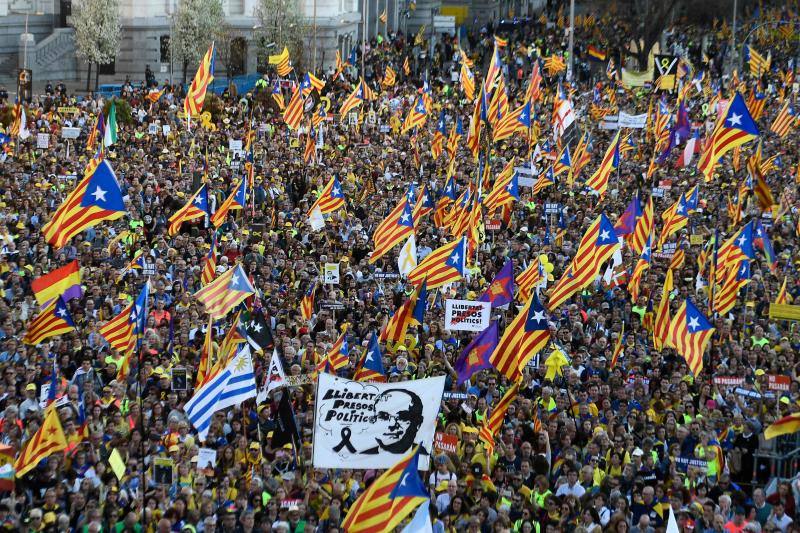 Colectivos independentistas catalanes se han concentrado este sábado en Madrid para pedir la liberta de los líderes políticos juzgados por el 'procés'.