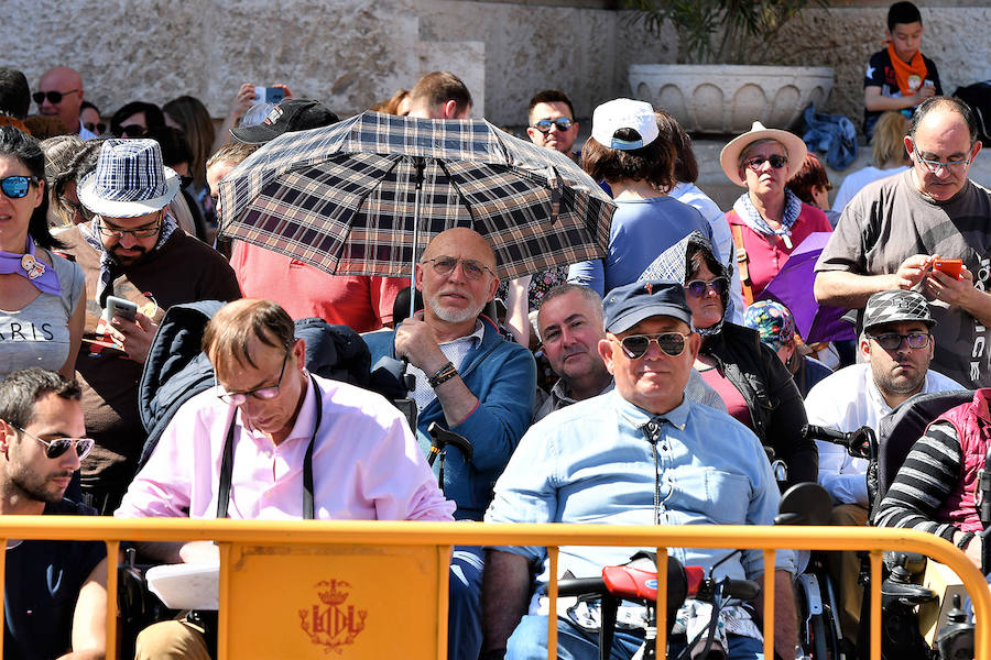 Pirotecnia Vulcano ha sido la encargada de disparar la mascletà de hoy domingo, 17 de marzo. La empresa de Villarejo de Salvanés ha ofrecido un auténtico espectáculo que pasará a la historia fallera por dar en la plaza del Ayuntamiento un disparo lleno de color, sin descanso, completo y con todo tipo de detalles. 