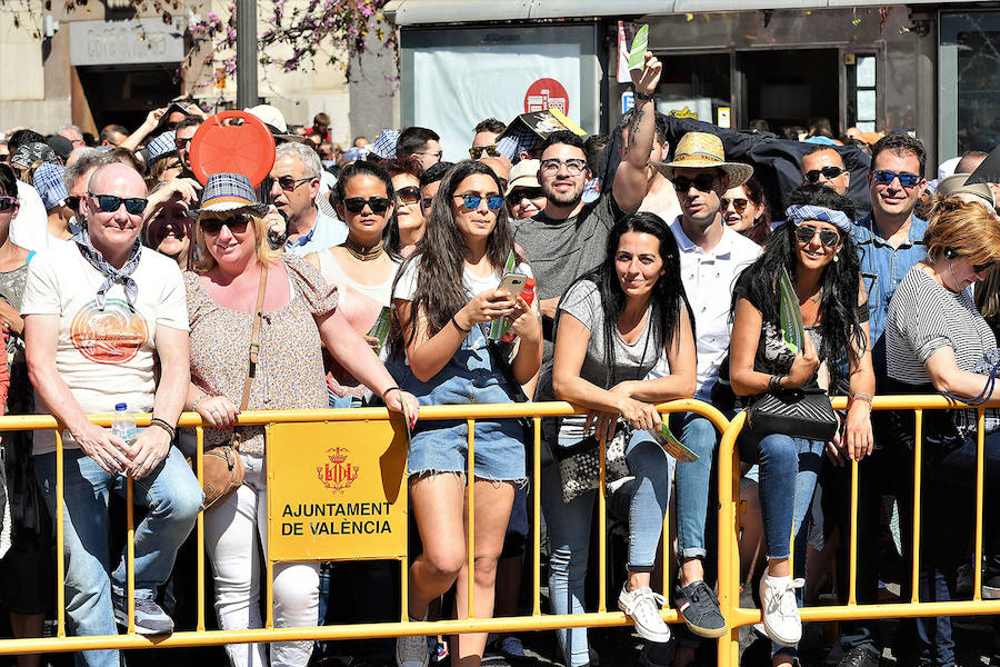 Pirotecnia Vulcano ha sido la encargada de disparar la mascletà de hoy domingo, 17 de marzo. La empresa de Villarejo de Salvanés ha ofrecido un auténtico espectáculo que pasará a la historia fallera por dar en la plaza del Ayuntamiento un disparo lleno de color, sin descanso, completo y con todo tipo de detalles. 