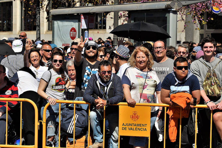 Pirotecnia Vulcano ha sido la encargada de disparar la mascletà de hoy domingo, 17 de marzo. La empresa de Villarejo de Salvanés ha ofrecido un auténtico espectáculo que pasará a la historia fallera por dar en la plaza del Ayuntamiento un disparo lleno de color, sin descanso, completo y con todo tipo de detalles. 