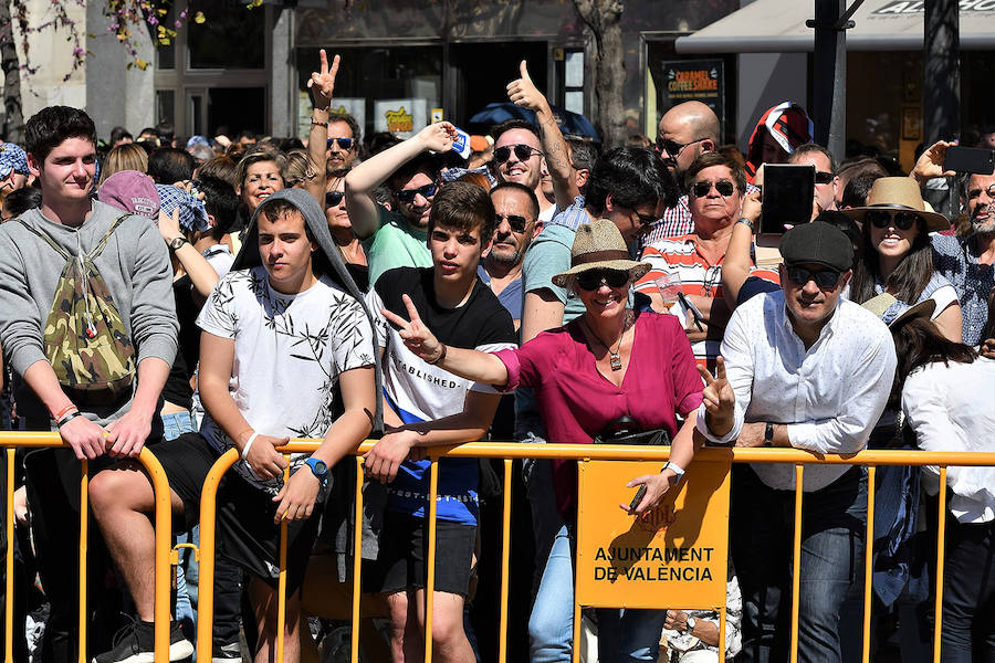 Pirotecnia Vulcano ha sido la encargada de disparar la mascletà de hoy domingo, 17 de marzo. La empresa de Villarejo de Salvanés ha ofrecido un auténtico espectáculo que pasará a la historia fallera por dar en la plaza del Ayuntamiento un disparo lleno de color, sin descanso, completo y con todo tipo de detalles. 