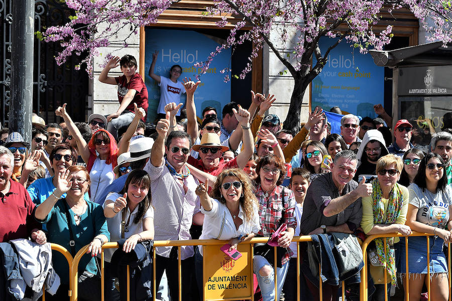 Pirotecnia Vulcano ha sido la encargada de disparar la mascletà de hoy domingo, 17 de marzo. La empresa de Villarejo de Salvanés ha ofrecido un auténtico espectáculo que pasará a la historia fallera por dar en la plaza del Ayuntamiento un disparo lleno de color, sin descanso, completo y con todo tipo de detalles. 