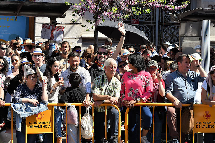 Pirotecnia Vulcano ha sido la encargada de disparar la mascletà de hoy domingo, 17 de marzo. La empresa de Villarejo de Salvanés ha ofrecido un auténtico espectáculo que pasará a la historia fallera por dar en la plaza del Ayuntamiento un disparo lleno de color, sin descanso, completo y con todo tipo de detalles. 