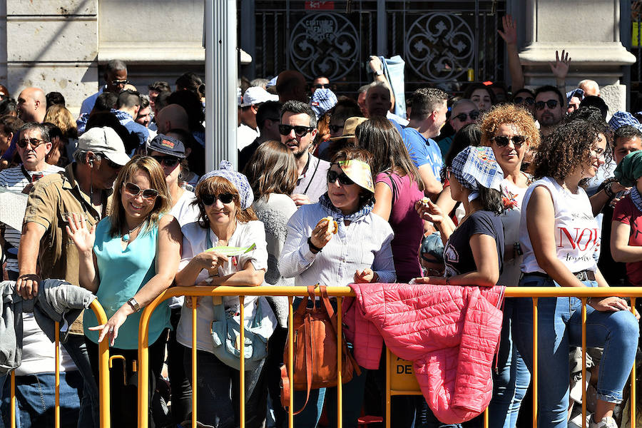 Pirotecnia Vulcano ha sido la encargada de disparar la mascletà de hoy domingo, 17 de marzo. La empresa de Villarejo de Salvanés ha ofrecido un auténtico espectáculo que pasará a la historia fallera por dar en la plaza del Ayuntamiento un disparo lleno de color, sin descanso, completo y con todo tipo de detalles. 