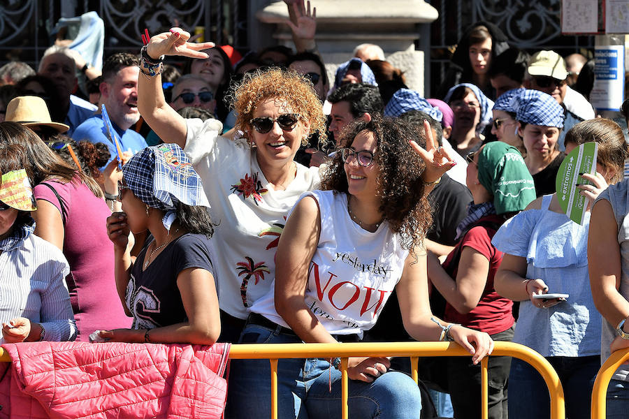 Pirotecnia Vulcano ha sido la encargada de disparar la mascletà de hoy domingo, 17 de marzo. La empresa de Villarejo de Salvanés ha ofrecido un auténtico espectáculo que pasará a la historia fallera por dar en la plaza del Ayuntamiento un disparo lleno de color, sin descanso, completo y con todo tipo de detalles. 