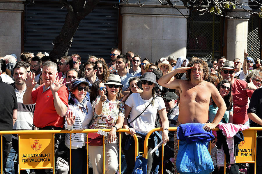 Pirotecnia Vulcano ha sido la encargada de disparar la mascletà de hoy domingo, 17 de marzo. La empresa de Villarejo de Salvanés ha ofrecido un auténtico espectáculo que pasará a la historia fallera por dar en la plaza del Ayuntamiento un disparo lleno de color, sin descanso, completo y con todo tipo de detalles. 