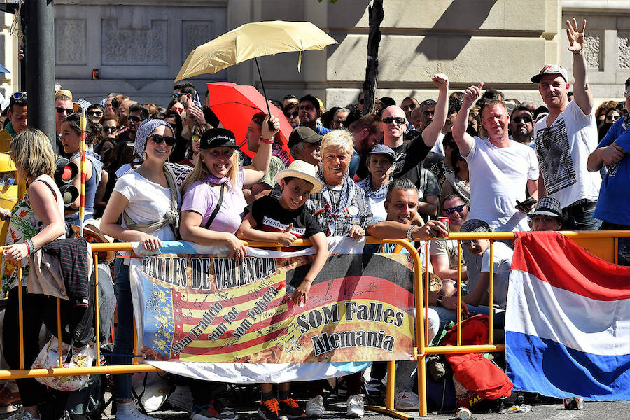 Pirotecnia Vulcano ha sido la encargada de disparar la mascletà de hoy domingo, 17 de marzo. La empresa de Villarejo de Salvanés ha ofrecido un auténtico espectáculo que pasará a la historia fallera por dar en la plaza del Ayuntamiento un disparo lleno de color, sin descanso, completo y con todo tipo de detalles. 