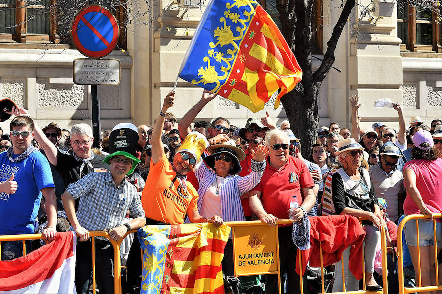 Pirotecnia Vulcano ha sido la encargada de disparar la mascletà de hoy domingo, 17 de marzo. La empresa de Villarejo de Salvanés ha ofrecido un auténtico espectáculo que pasará a la historia fallera por dar en la plaza del Ayuntamiento un disparo lleno de color, sin descanso, completo y con todo tipo de detalles. 