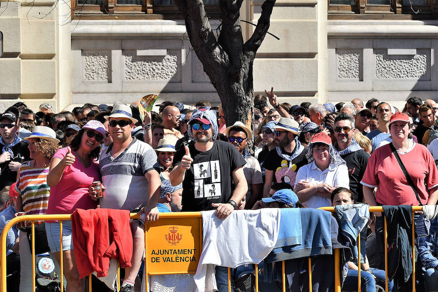 Pirotecnia Vulcano ha sido la encargada de disparar la mascletà de hoy domingo, 17 de marzo. La empresa de Villarejo de Salvanés ha ofrecido un auténtico espectáculo que pasará a la historia fallera por dar en la plaza del Ayuntamiento un disparo lleno de color, sin descanso, completo y con todo tipo de detalles. 