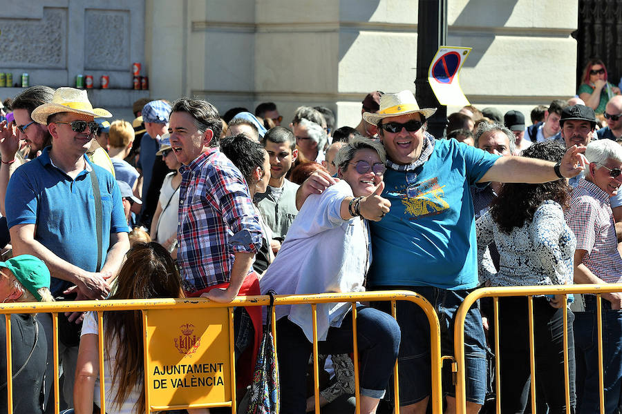 Pirotecnia Vulcano ha sido la encargada de disparar la mascletà de hoy domingo, 17 de marzo. La empresa de Villarejo de Salvanés ha ofrecido un auténtico espectáculo que pasará a la historia fallera por dar en la plaza del Ayuntamiento un disparo lleno de color, sin descanso, completo y con todo tipo de detalles. 