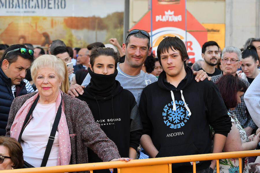 Pirotecnia Vulcano ha sido la encargada de disparar la mascletà de hoy domingo, 17 de marzo. La empresa de Villarejo de Salvanés ha ofrecido un auténtico espectáculo que pasará a la historia fallera por dar en la plaza del Ayuntamiento un disparo lleno de color, sin descanso, completo y con todo tipo de detalles. 