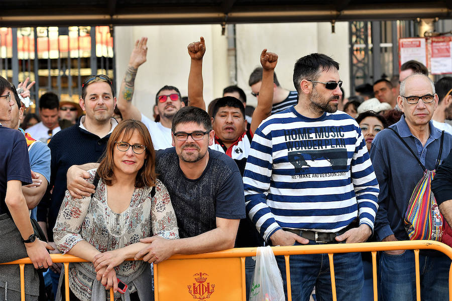 Pirotecnia Vulcano ha sido la encargada de disparar la mascletà de hoy domingo, 17 de marzo. La empresa de Villarejo de Salvanés ha ofrecido un auténtico espectáculo que pasará a la historia fallera por dar en la plaza del Ayuntamiento un disparo lleno de color, sin descanso, completo y con todo tipo de detalles. 