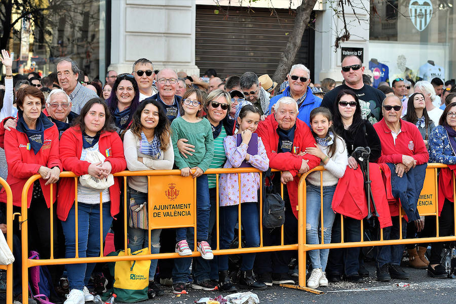 Pirotecnia Vulcano ha sido la encargada de disparar la mascletà de hoy domingo, 17 de marzo. La empresa de Villarejo de Salvanés ha ofrecido un auténtico espectáculo que pasará a la historia fallera por dar en la plaza del Ayuntamiento un disparo lleno de color, sin descanso, completo y con todo tipo de detalles. 