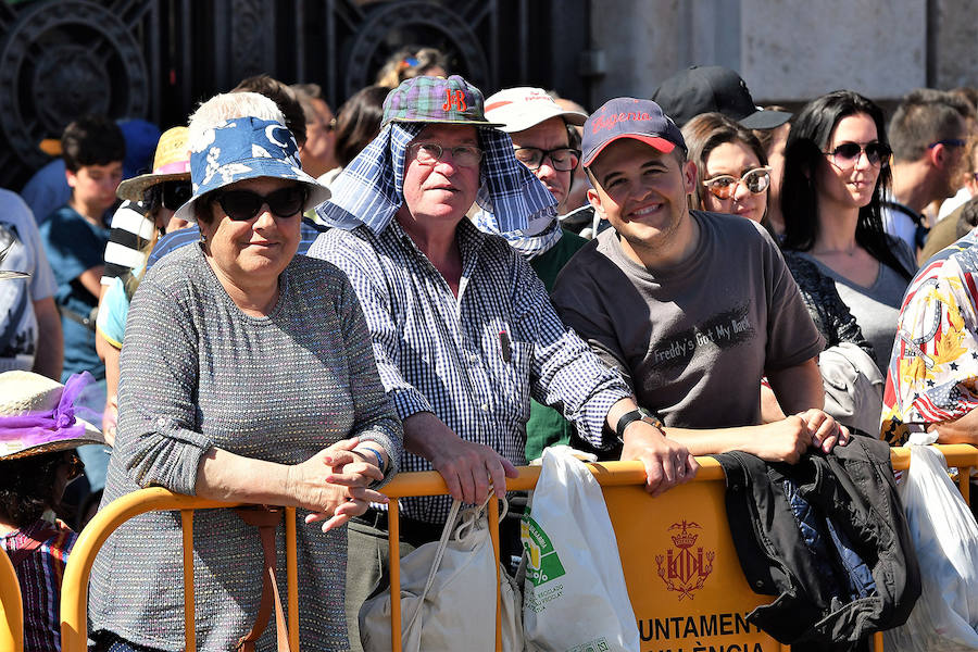 Pirotecnia Vulcano ha sido la encargada de disparar la mascletà de hoy domingo, 17 de marzo. La empresa de Villarejo de Salvanés ha ofrecido un auténtico espectáculo que pasará a la historia fallera por dar en la plaza del Ayuntamiento un disparo lleno de color, sin descanso, completo y con todo tipo de detalles. 