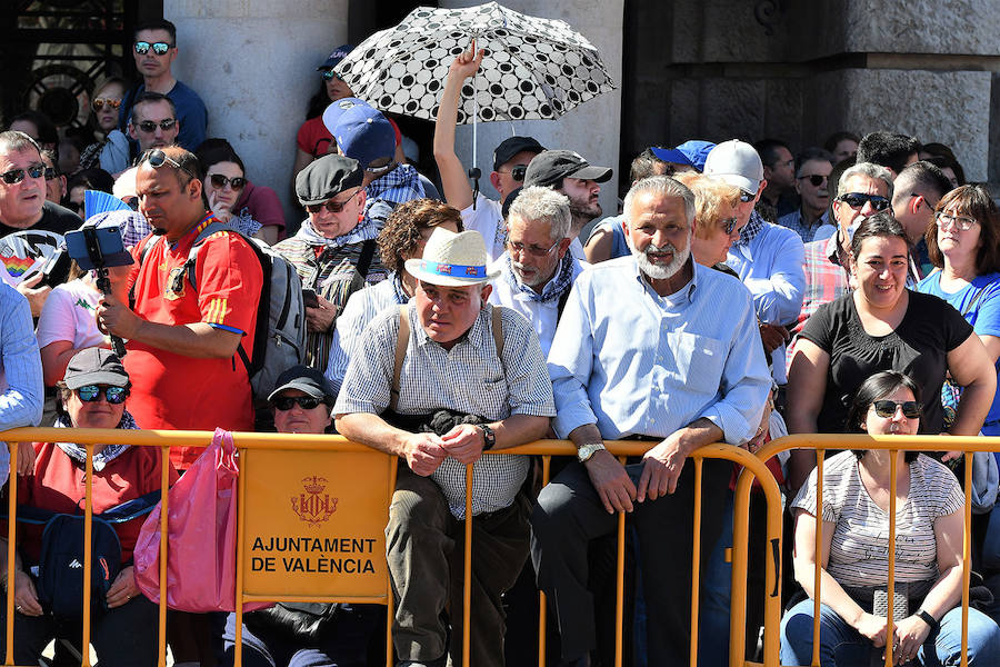 Pirotecnia Vulcano ha sido la encargada de disparar la mascletà de hoy domingo, 17 de marzo. La empresa de Villarejo de Salvanés ha ofrecido un auténtico espectáculo que pasará a la historia fallera por dar en la plaza del Ayuntamiento un disparo lleno de color, sin descanso, completo y con todo tipo de detalles. 