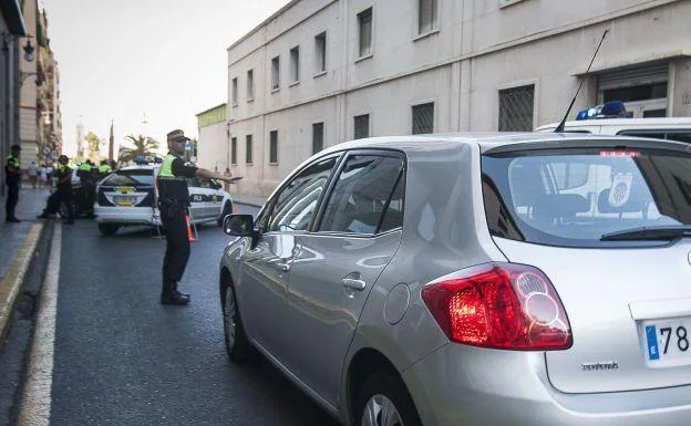 Roba en una casa, huye en coche a gran velocidad e invade el sentido contrario en la Fuente de San Luis de Valencia