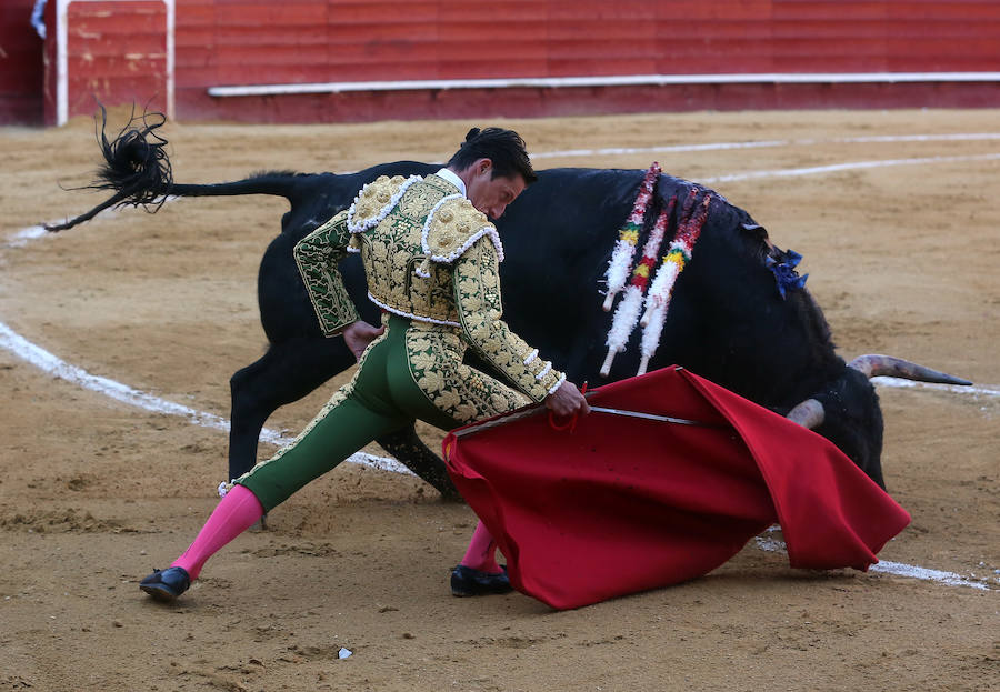 Fotos: Fallas 2019: Corrida de toros de Diego Urdiales, Sebastián Castella y Cayetano