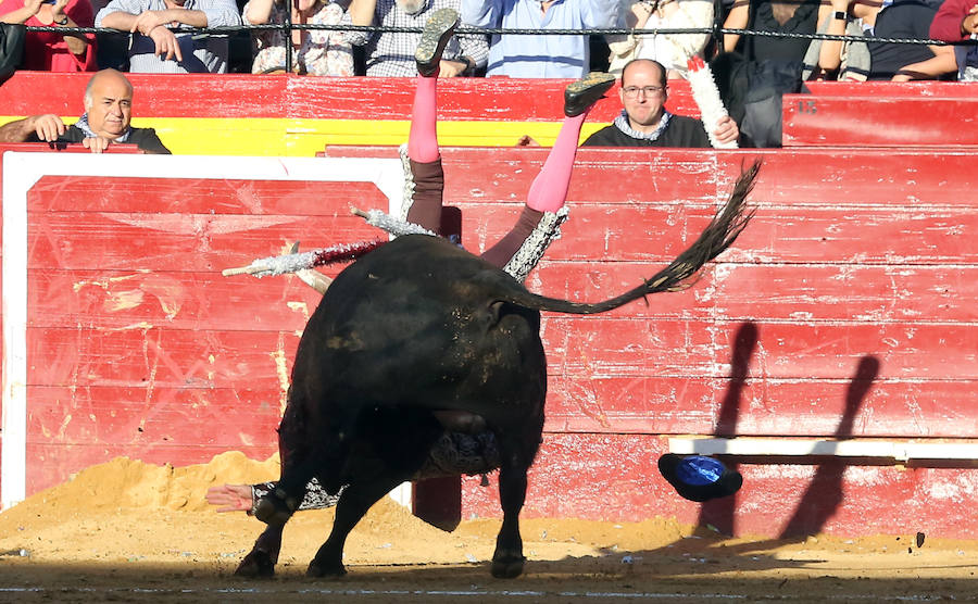 Fotos: Fallas 2019: Corrida de toros de Diego Urdiales, Sebastián Castella y Cayetano