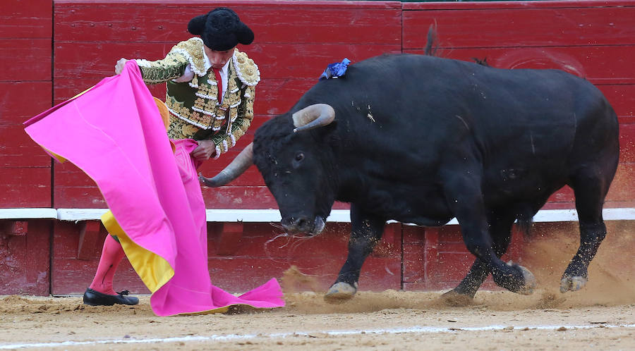 Fotos: Fallas 2019: Corrida de toros de Diego Urdiales, Sebastián Castella y Cayetano