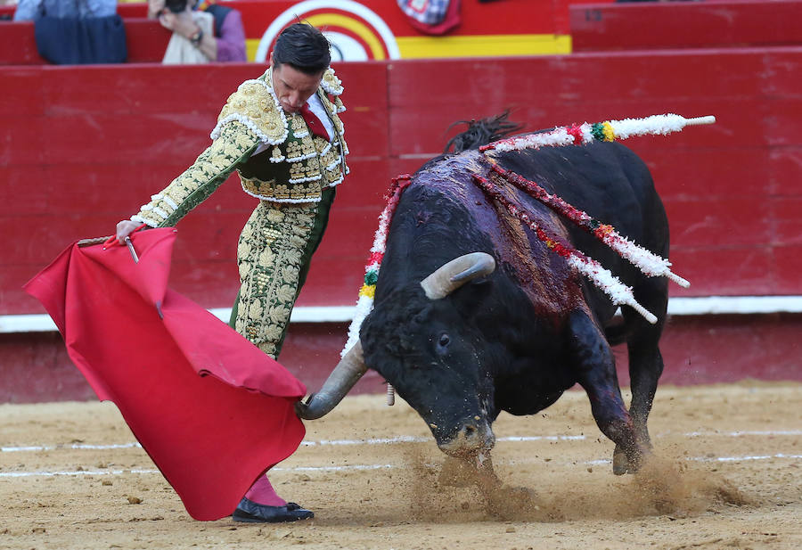 Fotos: Fallas 2019: Corrida de toros de Diego Urdiales, Sebastián Castella y Cayetano