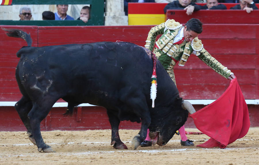 Fotos: Fallas 2019: Corrida de toros de Diego Urdiales, Sebastián Castella y Cayetano