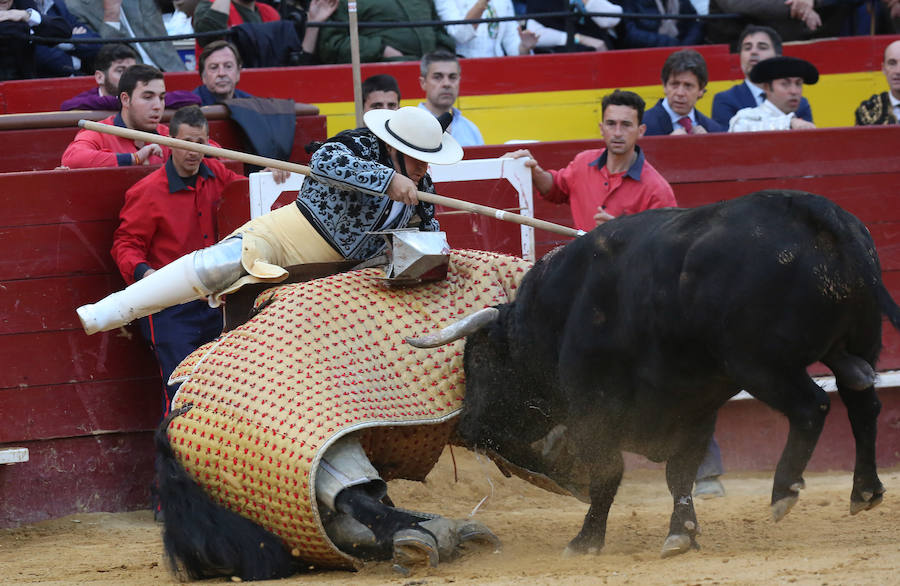 Fotos: Fallas 2019: Corrida de toros de Diego Urdiales, Sebastián Castella y Cayetano