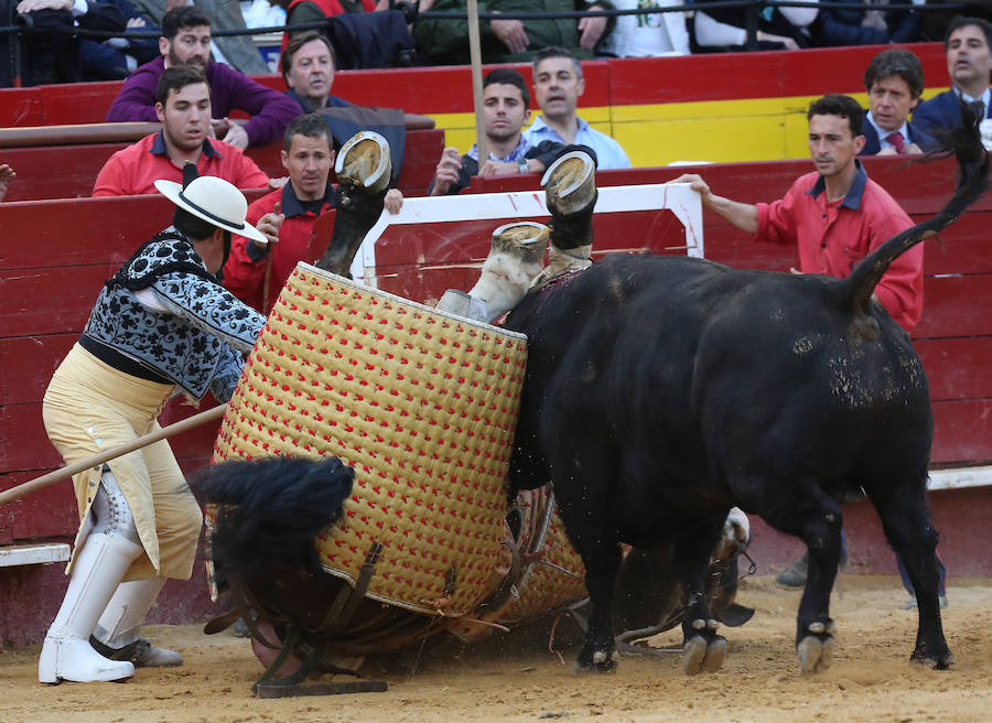 Fotos: Fallas 2019: Corrida de toros de Diego Urdiales, Sebastián Castella y Cayetano