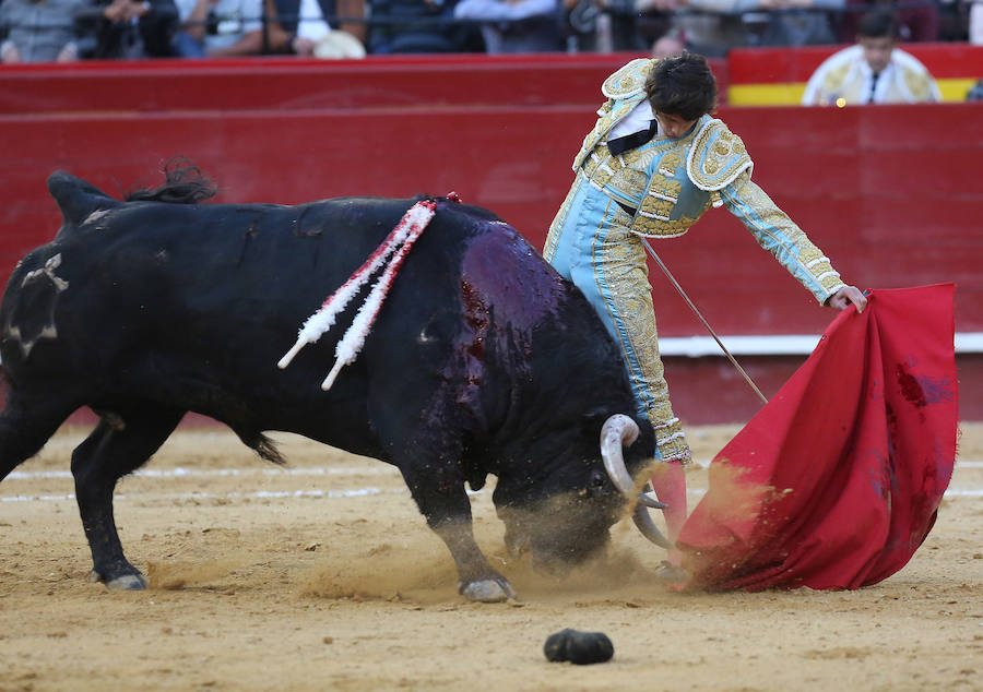 Fotos: Fallas 2019: Corrida de toros de Diego Urdiales, Sebastián Castella y Cayetano