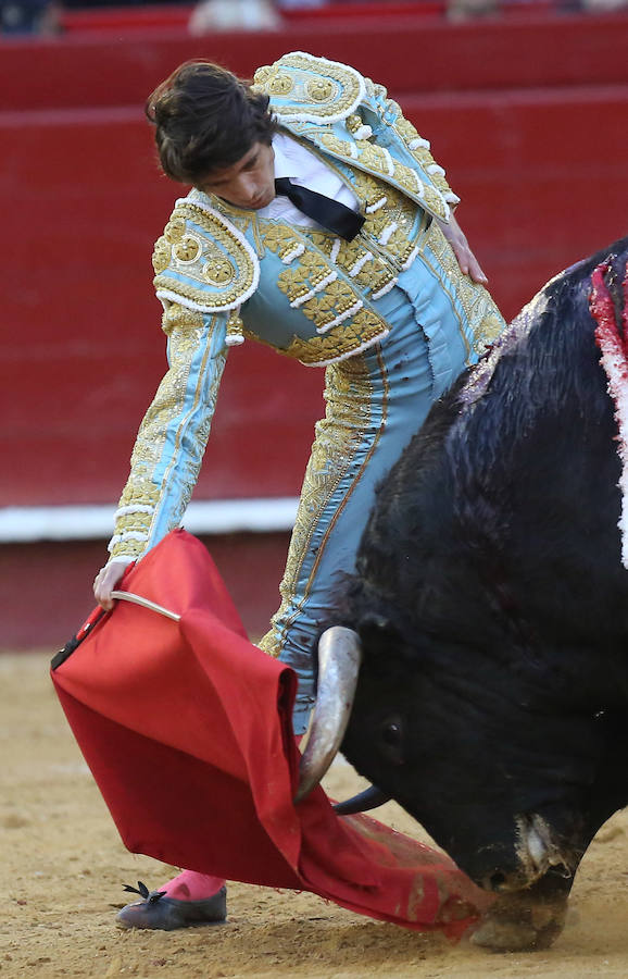 Fotos: Fallas 2019: Corrida de toros de Diego Urdiales, Sebastián Castella y Cayetano