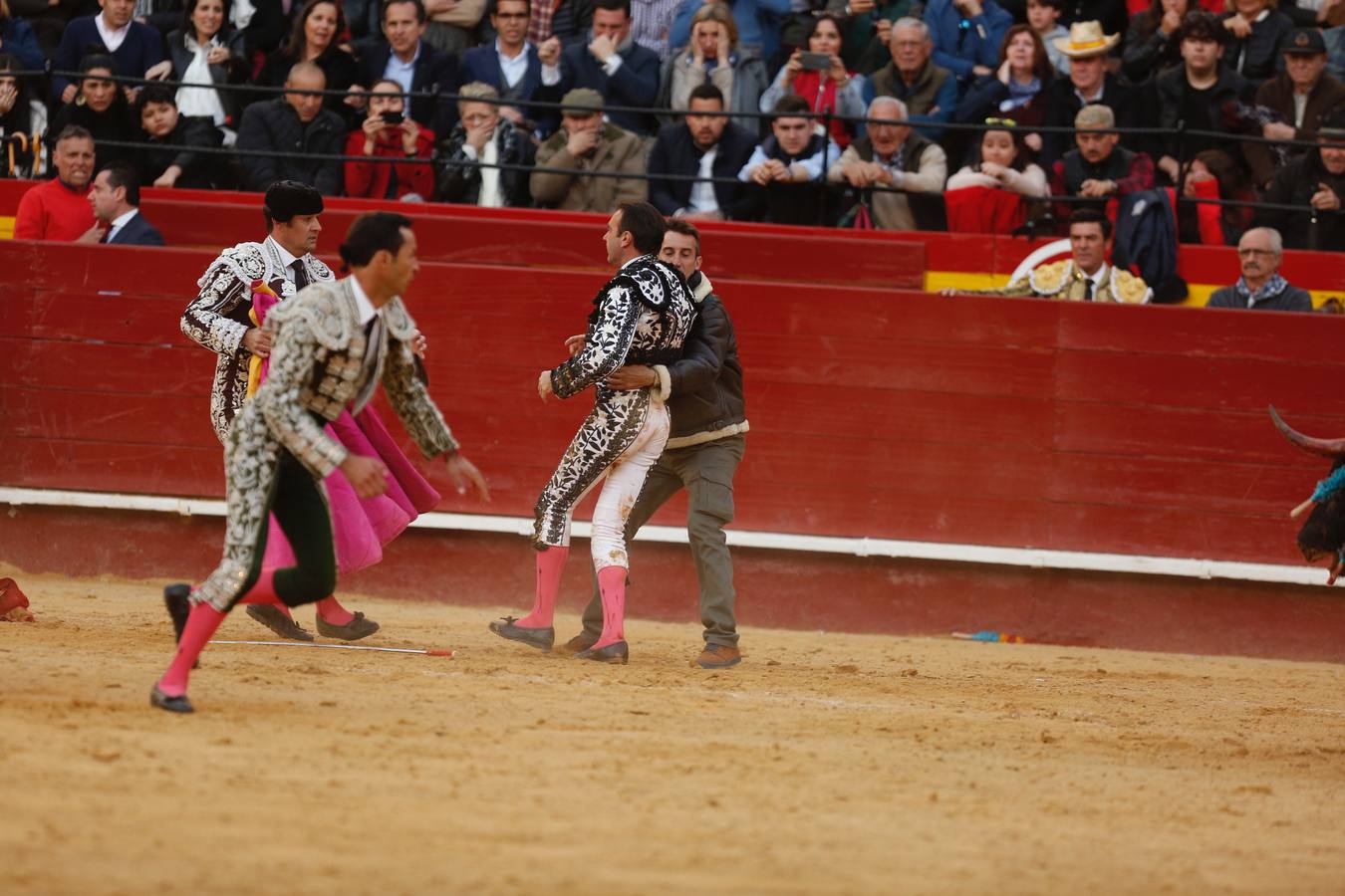 El torero valenciano Enrique Ponce ha sufrido una cogida en la corrida de este lunes, 18 de marzo de 2019, en la Feria de Fallas. Su segundo toro de la tarde, el quinto de la jornada, le ha dado una cornada en la parte posterior del muslo izquierdo, justo debajo de la nalga. En la caída, el diestro de Chiva también se ha lesionado la rodilla izquierda.