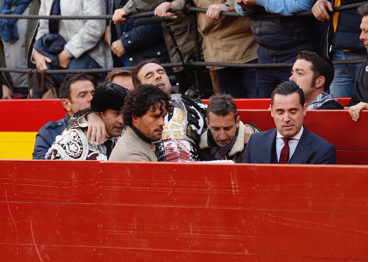 El torero valenciano Enrique Ponce ha sufrido una cogida en la corrida de este lunes, 18 de marzo de 2019, en la Feria de Fallas. Su segundo toro de la tarde, el quinto de la jornada, le ha dado una cornada en la parte posterior del muslo izquierdo, justo debajo de la nalga. En la caída, el diestro de Chiva también se ha lesionado la rodilla izquierda.