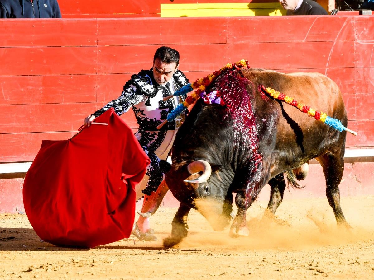 El torero valenciano Enrique Ponce ha sufrido una grave cogida en la corrida de este lunes, 18 de marzo de 2019, en la Feria de Fallas. Su segundo toro de la tarde, el quinto de la jornada, le ha dado una cornada en la parte posterior del muslo izquierdo, justo debajo de la nalga. En la caída, el diestro de Chiva también se ha lesionado la rodilla izquierda y ha tenido que ser hospitalizado, en la Casa de la Salud.