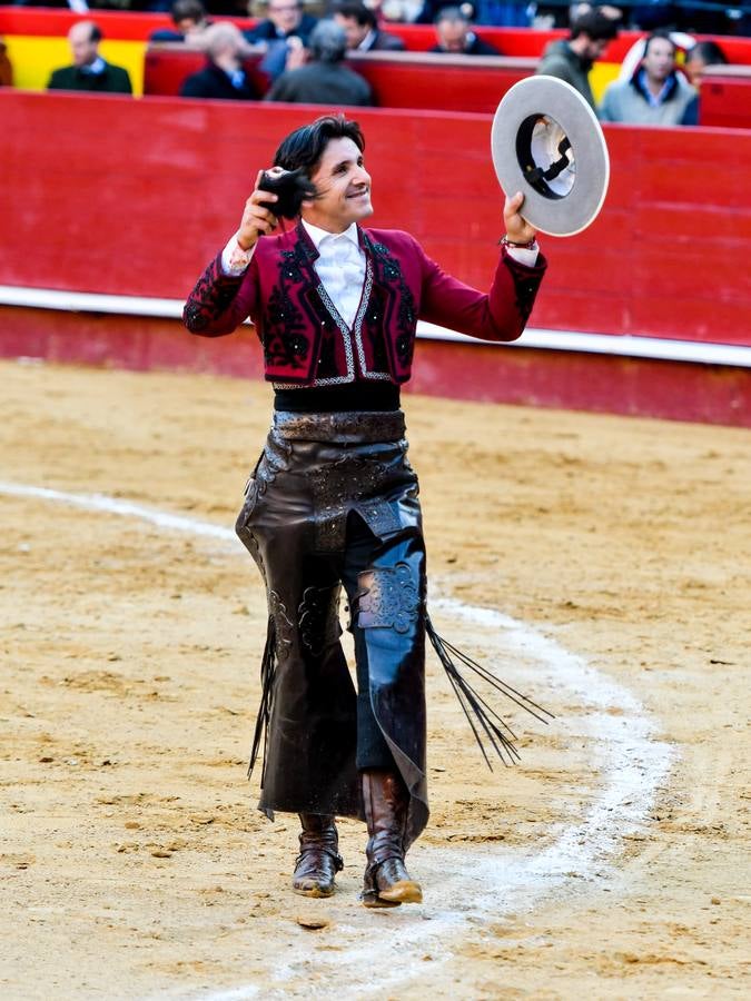 El torero valenciano Enrique Ponce ha sufrido una grave cogida en la corrida de este lunes, 18 de marzo de 2019, en la Feria de Fallas. Su segundo toro de la tarde, el quinto de la jornada, le ha dado una cornada en la parte posterior del muslo izquierdo, justo debajo de la nalga. En la caída, el diestro de Chiva también se ha lesionado la rodilla izquierda y ha tenido que ser hospitalizado, en la Casa de la Salud.