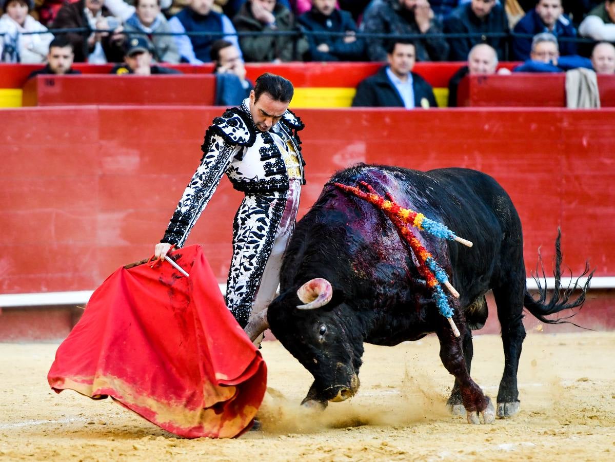 El torero valenciano Enrique Ponce ha sufrido una grave cogida en la corrida de este lunes, 18 de marzo de 2019, en la Feria de Fallas. Su segundo toro de la tarde, el quinto de la jornada, le ha dado una cornada en la parte posterior del muslo izquierdo, justo debajo de la nalga. En la caída, el diestro de Chiva también se ha lesionado la rodilla izquierda y ha tenido que ser hospitalizado, en la Casa de la Salud.