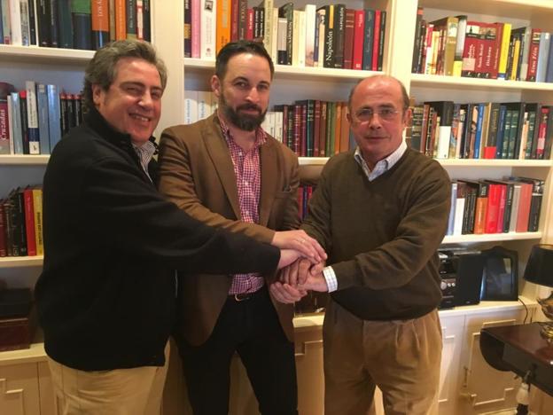 José María Llanos, Santiago Abascal e Ignacio Gil Lázaro durante su encuentro en el domicilio del exdiputado. 