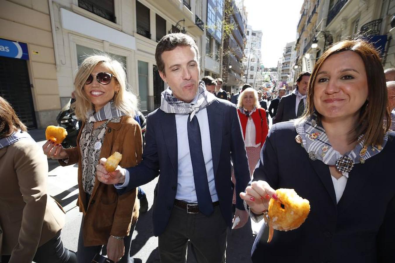 Políticos, toreros, actores, cantantes y famosos del mundo de la cultura en general disfrutan del ambiente festivo que reina estos días en Valencia. Visita de fallas, casales, la mascletà y la Feria de Toros son las fotos más repetidas de las caras conocidas de la sociedad española.