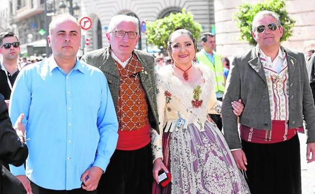 El artista Carlos Carsí, junto a los tres presidentesn de L'Antiga.