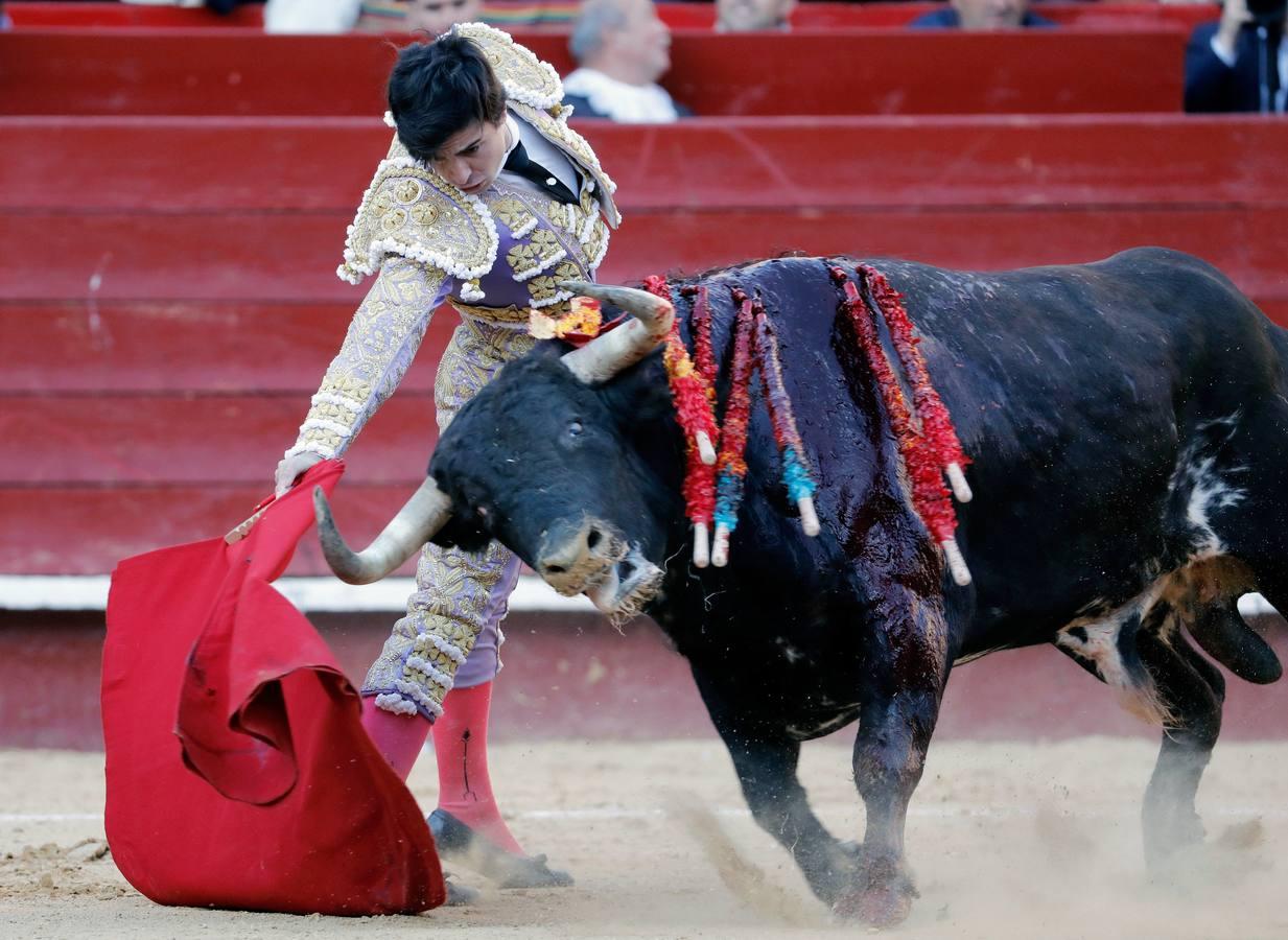 El torero valenciano Enrique Ponce ha sufrido una grave cogida en la corrida de este lunes, 18 de marzo de 2019, en la Feria de Fallas. Su segundo toro de la tarde, el quinto de la jornada, le ha dado una cornada en la parte posterior del muslo izquierdo, justo debajo de la nalga. En la caída, el diestro de Chiva también se ha lesionado la rodilla izquierda y ha tenido que ser hospitalizado, en la Casa de la Salud.