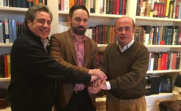 José María Llanos, Santiago Abascal e Ignacio Gil Lázaro durante su encuentro en el domicilio del exdiputado. 