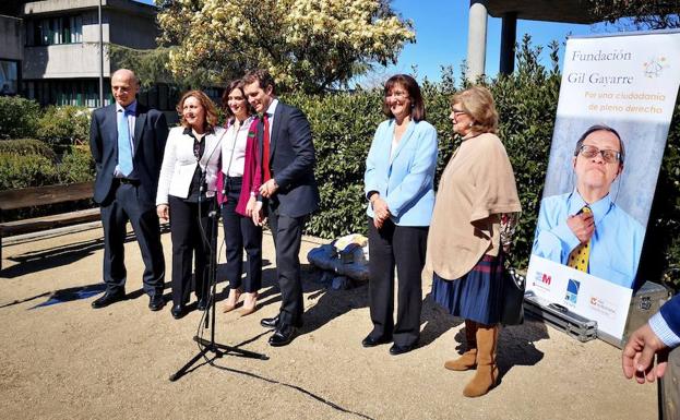 El presidente del Partido Popular, Pablo Casado (3d), y la candidata a la Presidencia de la Comunidad de Madrid, Isabel Díaz Ayuso (3i), han visitado la Fundación Gil Gayarre.