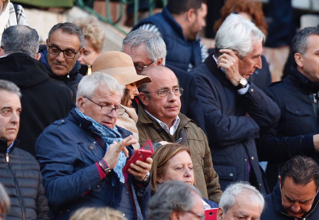 Políticos, toreros, actores, cantantes y famosos del mundo de la cultura en general disfrutan del ambiente festivo que reina estos días en Valencia. Visita de fallas, casales, la mascletà y la Feria de Toros son las fotos más repetidas de las caras conocidas de la sociedad española. Ignacio Gil Lázaro, exdiputado popular y futuro cabeza de cartel de Vox por la provincia de Valencia.