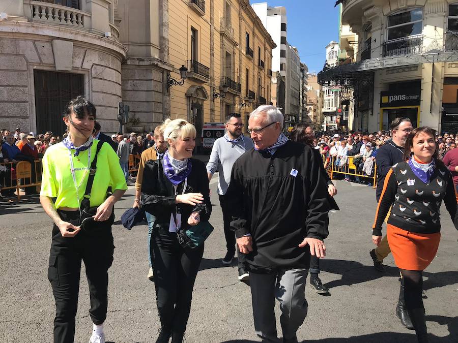 Políticos, toreros, actores, cantantes y famosos del mundo de la cultura en general disfrutan del ambiente festivo que reina estos días en Valencia. Visita de fallas, casales, la mascletà y la Feria de Toros son las fotos más repetidas de las caras conocidas de la sociedad española. Alba y Natalia de Operación Triunfo.