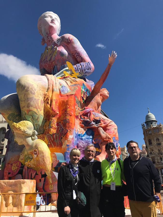 Políticos, toreros, actores, cantantes y famosos del mundo de la cultura en general disfrutan del ambiente festivo que reina estos días en Valencia. Visita de fallas, casales, la mascletà y la Feria de Toros son las fotos más repetidas de las caras conocidas de la sociedad española. Alba y Natalia de Operación Triunfo.