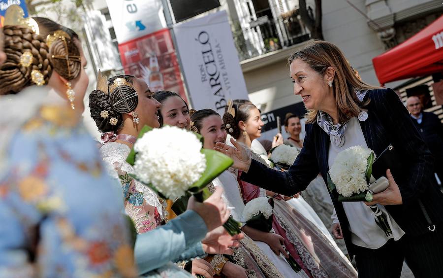 Políticos, toreros, actores, cantantes y famosos del mundo de la cultura en general disfrutan del ambiente festivo que reina estos días en Valencia. Visita de fallas, casales, la mascletà y la Feria de Toros son las fotos más repetidas de las caras conocidas de la sociedad española. Ana Pastor, Presidenta del Congreso de los Diputados.