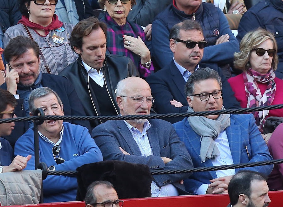 Políticos, toreros, actores, cantantes y famosos del mundo de la cultura en general disfrutan del ambiente festivo que reina estos días en Valencia. Visita de fallas, casales, la mascletà y la Feria de Toros son las fotos más repetidas de las caras conocidas de la sociedad española. Juan Roig, Presidente ejecutivo y máximo accionista de Mercadona, junto a otros empresarios valencianos.