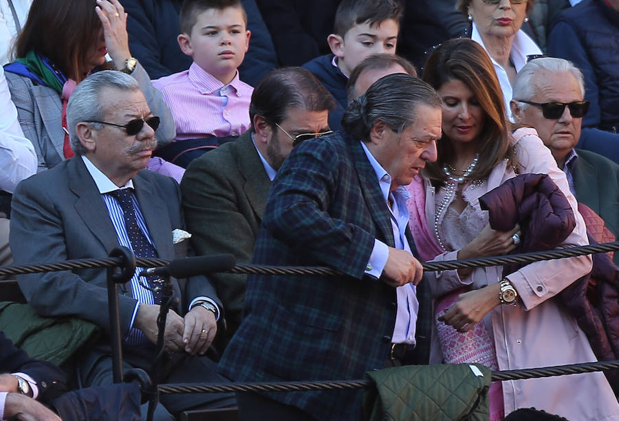 Políticos, toreros, actores, cantantes y famosos del mundo de la cultura en general disfrutan del ambiente festivo que reina estos días en Valencia. Visita de fallas, casales, la mascletà y la Feria de Toros son las fotos más repetidas de las caras conocidas de la sociedad española. El Presidente de AVE, el naviero Vicente Boluda, junto a su pareja Esther Pastor.